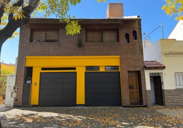 Impecable Casa 4 amb. en 1°P con cochera para dos autos y terraza propia. APTO CREDITO!!!